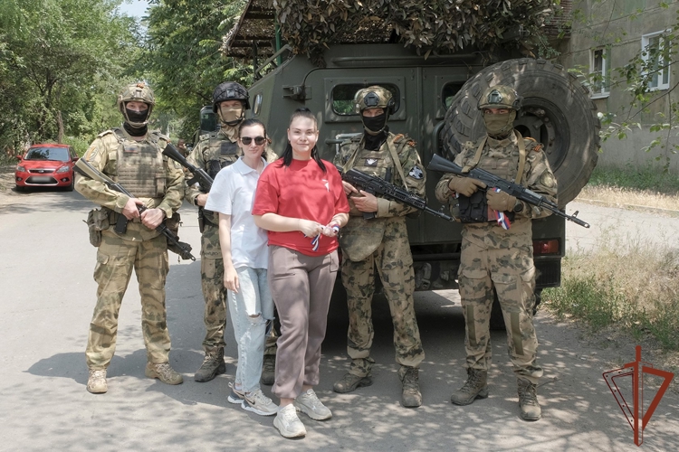 Росгвардейцы и «Движение первых» провели акцию «Российский триколор» в Донецкой Народной Республике (видео)