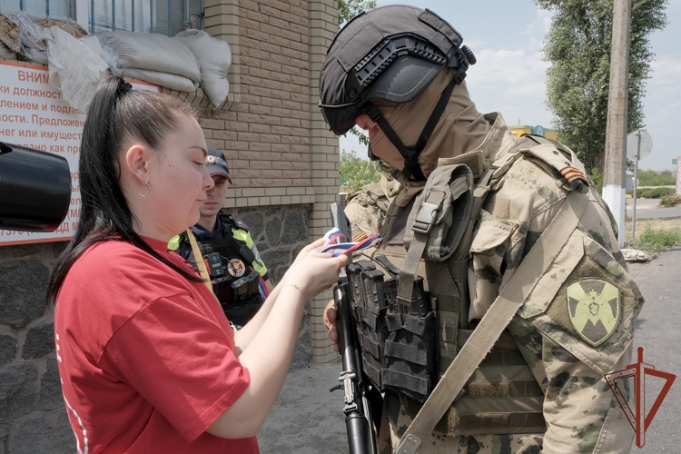 Росгвардейцы и «Движение первых» провели акцию «Российский триколор» в Донецкой Народной Республике (видео)