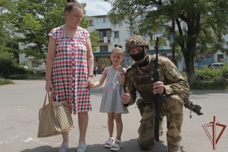 Росгвардейцы и «Движение первых» провели акцию «Российский триколор» в Донецкой Народной Республике (видео)