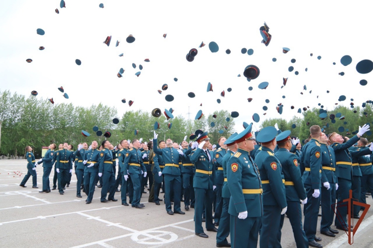 В Пермском военном институте Росгвардии состоялся выпуск молодых офицеров (видео)