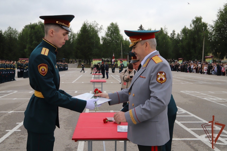 В Пермском военном институте Росгвардии состоялся выпуск молодых офицеров (видео)