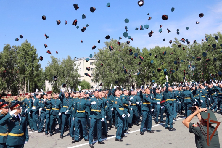 В военных институтах войск национальной гвардии Российской Федерации состоялся выпуск молодых офицеров (видео)