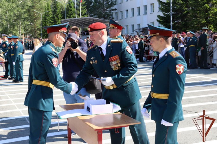 В военных институтах войск национальной гвардии Российской Федерации состоялся выпуск молодых офицеров (видео)