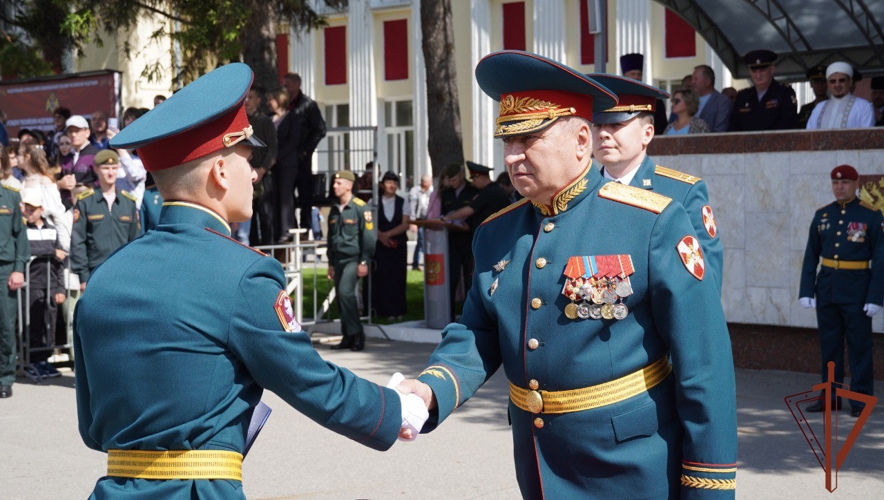 В военных институтах войск национальной гвардии Российской Федерации состоялся выпуск молодых офицеров (видео)