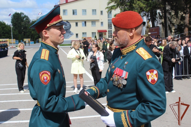 В Саратовском военном ордена Жукова Краснознаменном институте войск национальной гвардии состоялся выпуск молодых офицеров (видео)