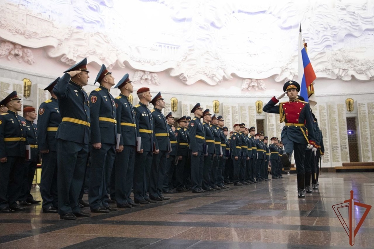 Герой России генерал-полковник Сергей Бойко поздравил выпускников Общевойсковой академии ВС РФ