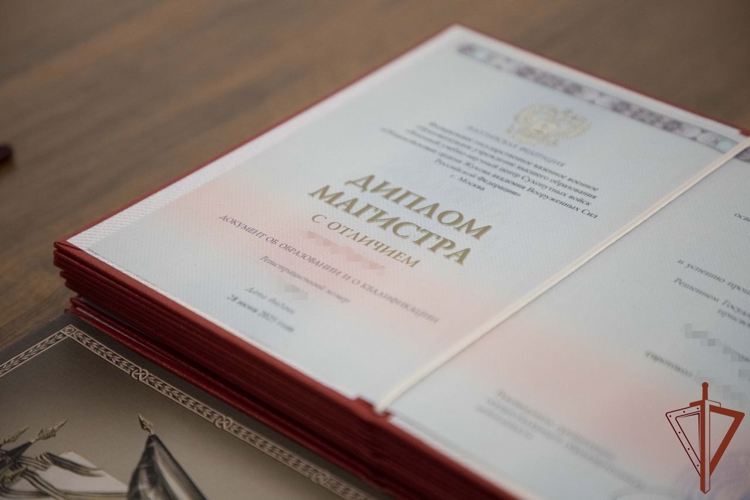 Герой России генерал-полковник Сергей Бойко поздравил выпускников Общевойсковой академии ВС РФ