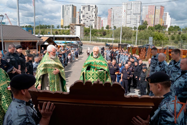 В московском храме при ОМОН «Авангард» прошла встреча с чудотворной иконой Божией Матери «Троеручица»