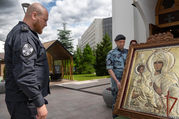 В московском храме при ОМОН «Авангард» прошла встреча с чудотворной иконой Божией Матери «Троеручица»  