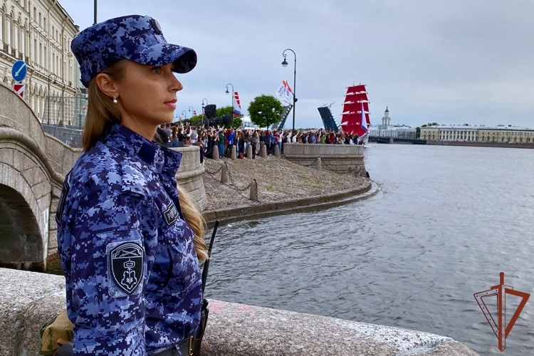 В Санкт-Петербурге росгвардейцы обеспечили безопасность и правопорядок на Всероссийском празднике выпускников «Алые паруса» (видео)