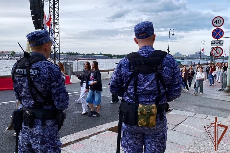 В Санкт-Петербурге росгвардейцы обеспечили безопасность и правопорядок на Всероссийском празднике выпускников «Алые паруса» (видео)
