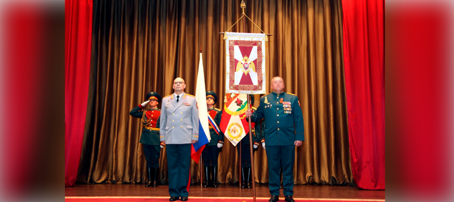 Генерал-полковник Олег Плохой вручил вымпел директора Росгвардии казанскому отряду специального назначения
