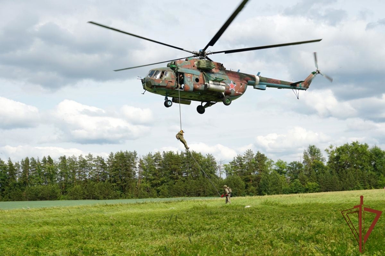 В Воронежской области спецназ Росгвардии отработал беспарашютное десантирование с вертолета