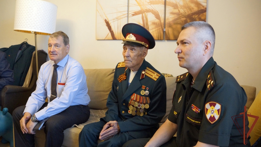 В Хабаровске росгвардейцы поздравили ветерана Великой Отечественной войны с 90-летием 
