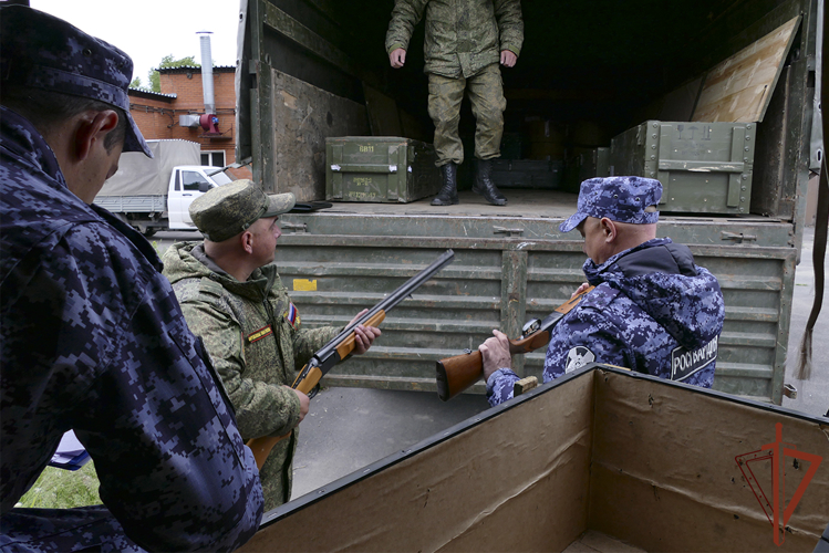 Подразделения ЦЛРР Сибирского округа Росгвардии передали с начала года более 4 тысяч единиц оружия в зону СВО