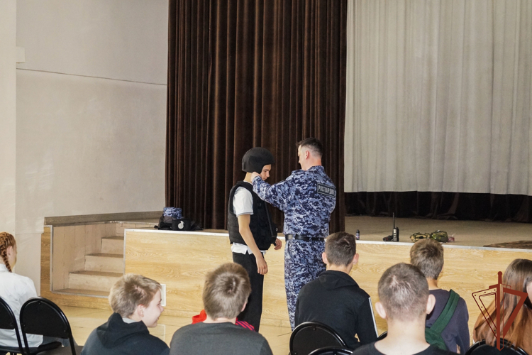 Мероприятия с допризывной молодежью провели росгвардейцы в Сибири