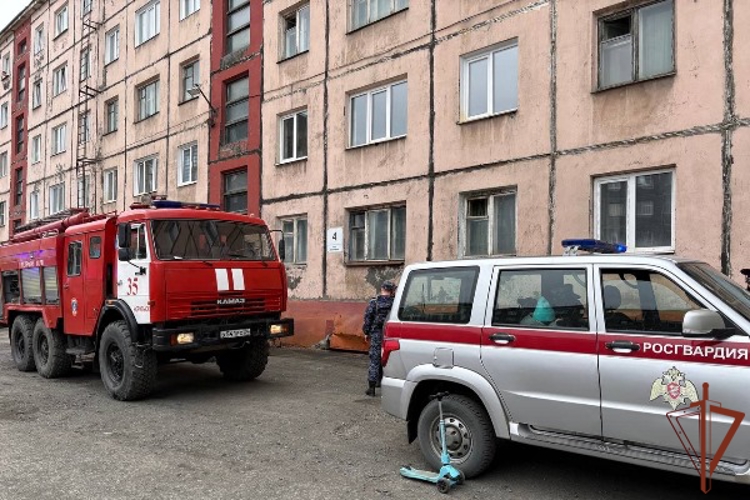Сотрудники Росгвардии в Норильске эвакуировали жильцов дома, в котором произошло возгорание