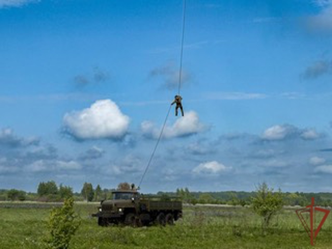 В Калининградской области спецназ Росгвардии отработал беспарашютное десантирование с вертолета (видео)