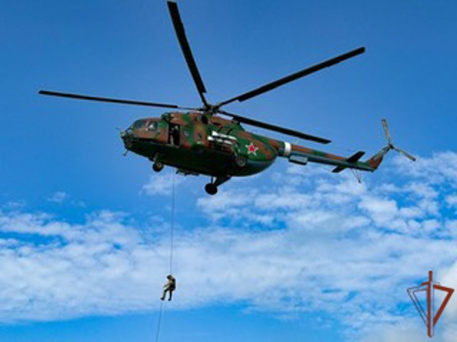В Калининградской области спецназ Росгвардии отработал беспарашютное десантирование с вертолета (видео)