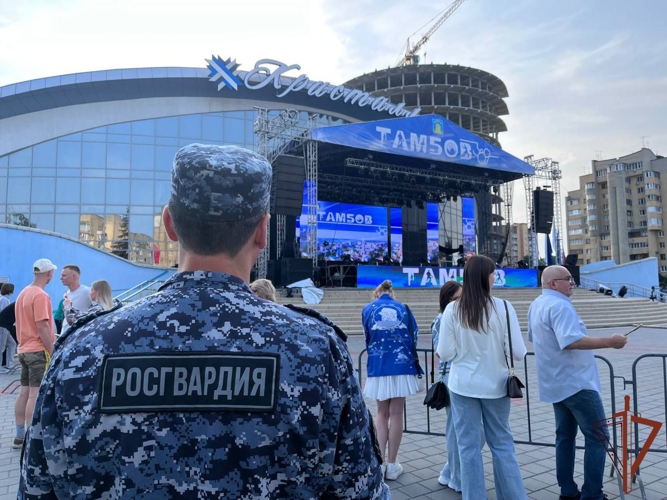 Безопасность праздничных мероприятий ко Дню России в регионах ЦФО обеспечили военнослужащие и сотрудники Росгвардии