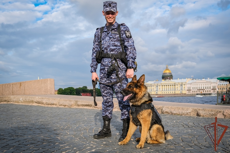 В Санкт-Петербурге росгвардейцы обеспечили безопасность и правопорядок на Всероссийском празднике выпускников «Алые паруса» (видео)