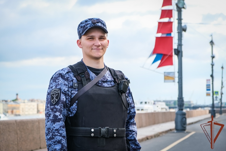 В Санкт-Петербурге росгвардейцы обеспечили безопасность и правопорядок на Всероссийском празднике выпускников «Алые паруса» (видео)
