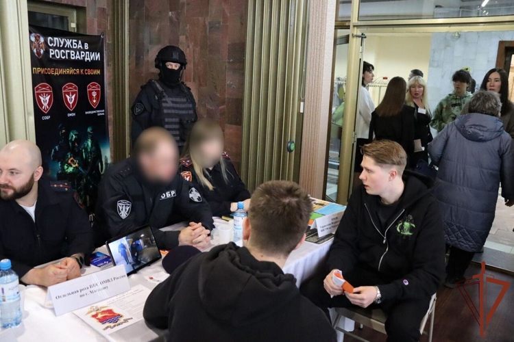 Росгвардейцы на Дальнем Востоке приняли участие в проведении всероссийской ярмарки трудоустройства 