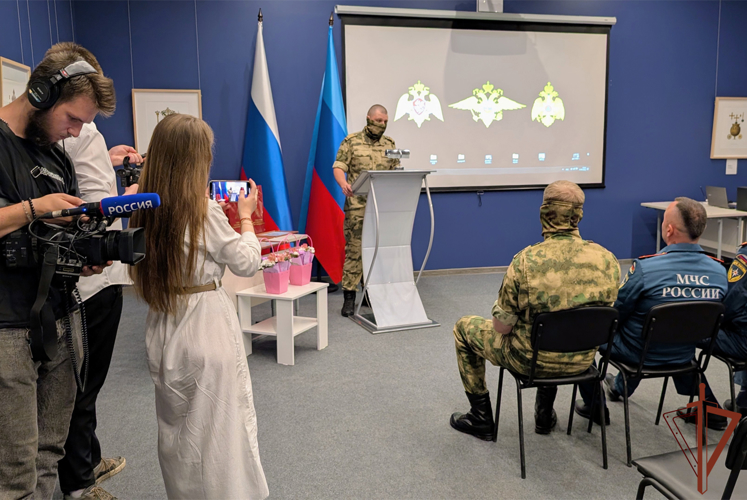 Межведомственная выставка фотографий открылась при участии росгвардейцев в Луганске