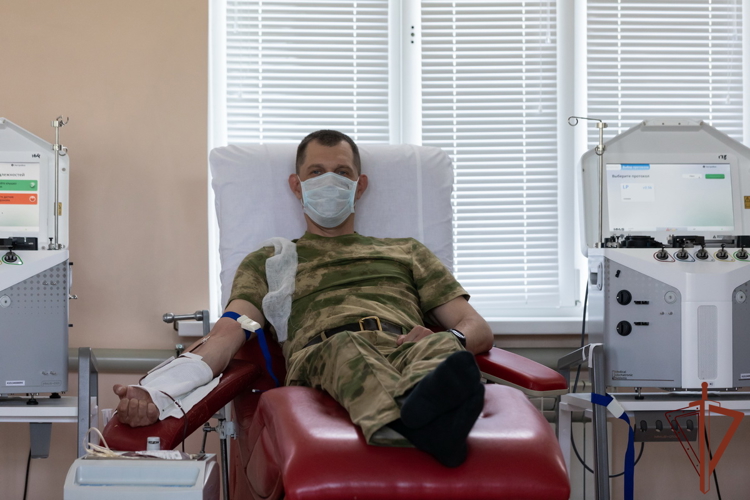Накануне Всемирного дня донора крови росгвардейцы пополнили банк крови Луганской Народной Республики