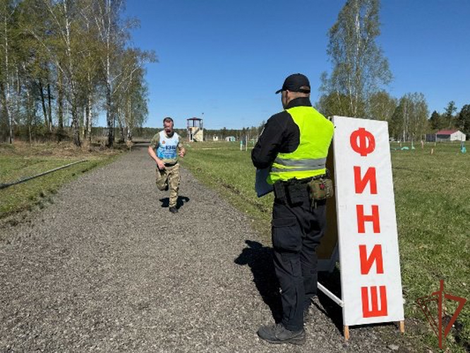 Сотрудники спецподразделений Сибирского округа Росгвардии сдали зачеты на право ношения знака отличия полицейского спецназа