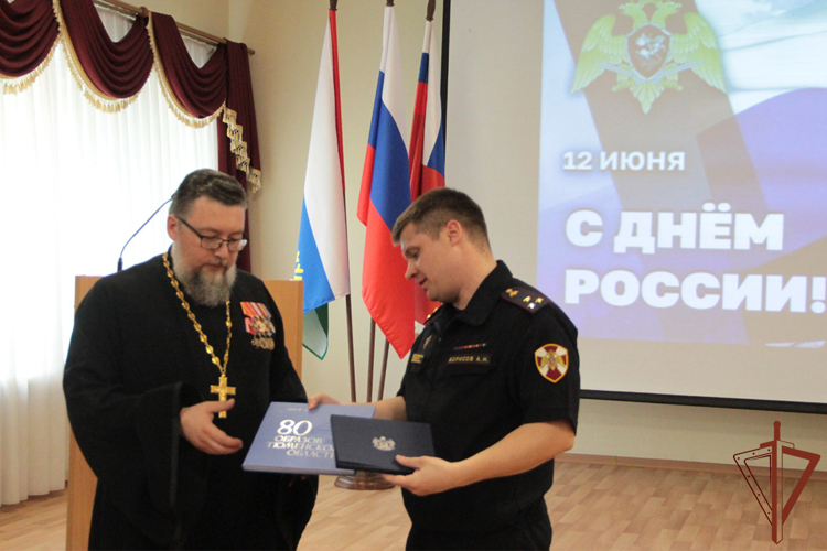 В Тюмени иерей Роман Богдасаров поздравил личный состав Уральского округа Росгвардии с Днём России