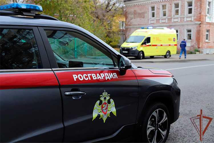 Росгвардейцы в Москве пришли на помощь почувствовавшему себя плохо мужчине
