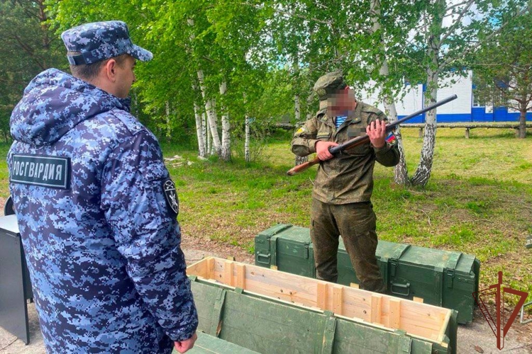 В Томске Росгвардия передала крупную партию оружия в зону СВО