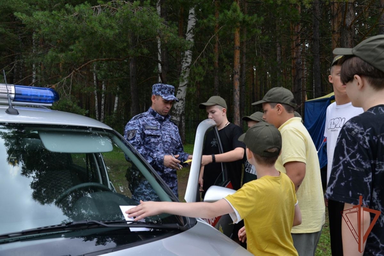 Росгвардейцы организовали познавательные встречи с юными уральцами