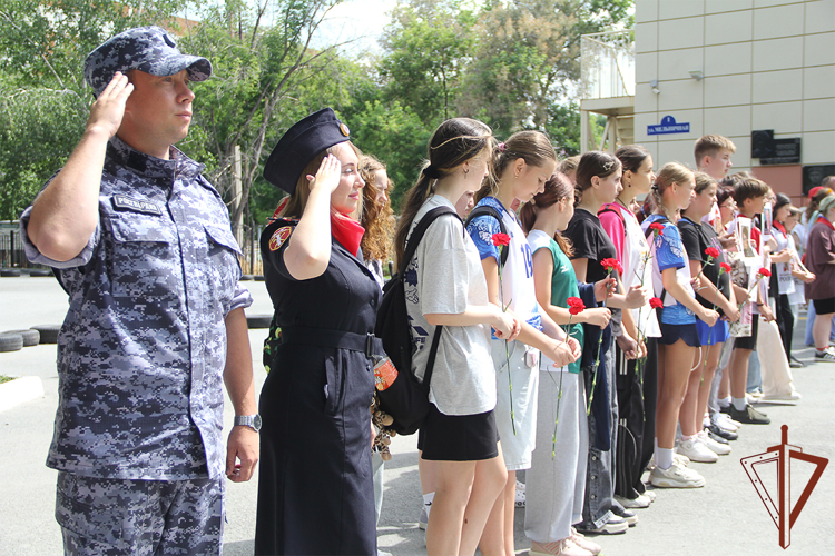 Росгвардейцы почтили память героев на Урале