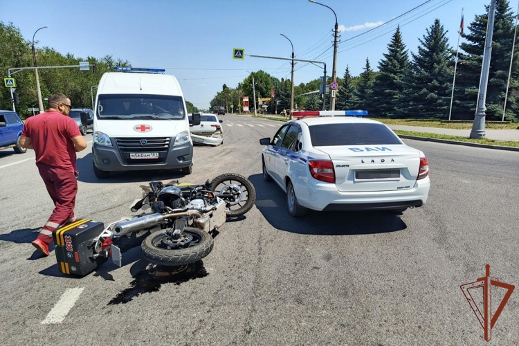 В ЛНР росгвардеец оказал помощь мотоциклисту, получившему травмы в результате ДТП