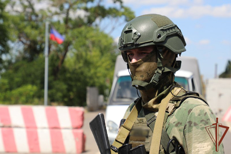 Росгвардейцы спасли пассажиров загоревшегося автобуса в ДНР (видео)