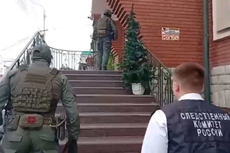 При силовой поддержке СОБР Росгвардии в Томске задержана подозреваемая в воспрепятствовании следствию (видео)