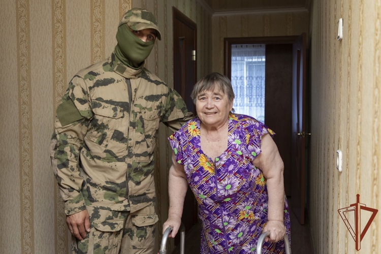 В ЛНР росгвардейцы оказали адресную помощь ветеранам Великой Отечественной войны (видео)