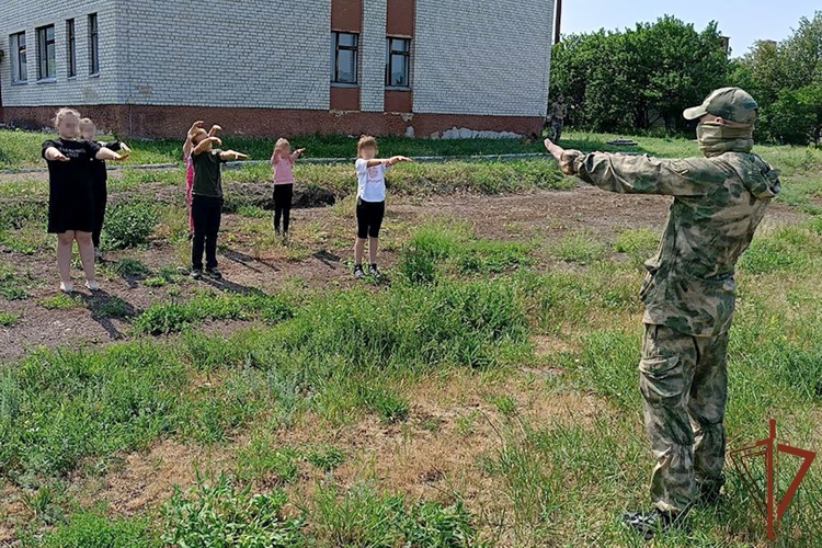 Ведомственная акция «Каникулы с Росгвардией» проходит в ЛНР