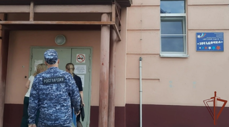 Сотрудники Росгвардии проверяют безопасность образовательных учреждений Вологды перед новым учебным годом