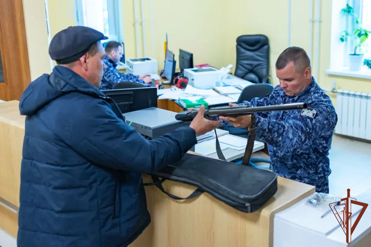 Росгвардия продолжает передавать оружие от жителей Ямала в зону проведения СВО (видео)