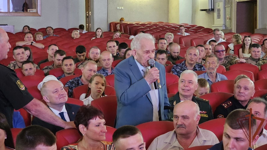 Представители Росгвардии в Севастополе поздравили ветерана Великой Отечественной войны с вековым юбилеем (видео)