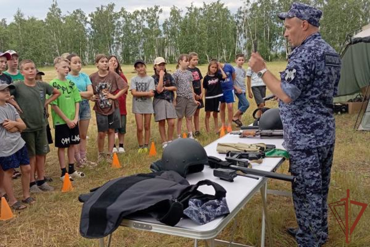 В Сибири росгвардейцы продолжают знакомить подрастающее поколение с особенностями службы в рамках акции «Каникулы с Росгвардией»
