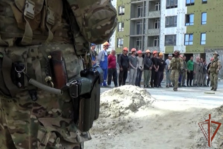 Рейд по выявлению нарушений миграционного законодательства прошел в Хабаровске при содействии ОМОН Росгвардии