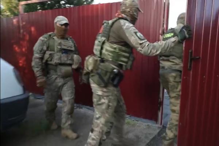 При силовой поддержке спецназа Росгвардии в Омске задержаны подозреваемые в мошенничестве при продаже автомобилей 