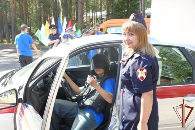 Росгвардейцы в регионах Сибири провели профориентационные встречи с молодежью