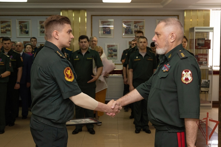 Генерал-полковник Алексей Воробьев вручил награды отличившимся росгвардейцам и представителям институтов гражданского общества