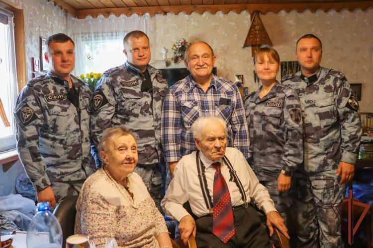 Росгвардейцы в Москве поздравили с вековым юбилеем ветерана Великой Отечественной войны