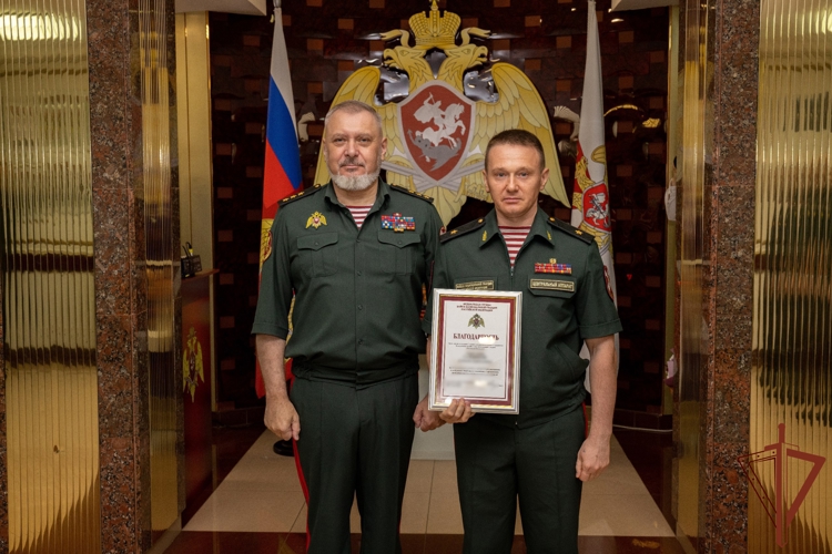 Генерал-полковник Алексей Воробьев вручил награды отличившимся росгвардейцам и представителям институтов гражданского общества